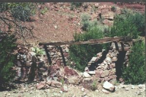 <b>Old miners shack</b><br> Lots of this type of ruins dot the canyon.