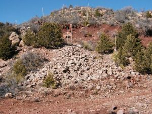 <b>Mine tailings</b><br> The entrance is on the left, just behind the large boulders.