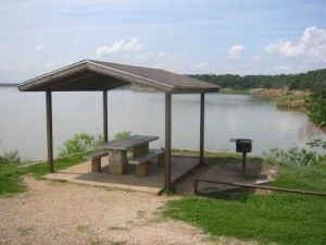 <b>Picnic Pavillion</b><br> One of many picnic shelters along Lake Grapevine. This one is only a few feet from the trailhead.