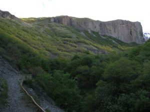 <b>Dry Canyon Trail</b><br> Passing through the first of the gateway cliffs.